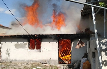 Karesi'de tek katlı ev alev alev yandı