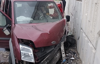 Edremit'te kaza: Üst geçit duvarına çarptı