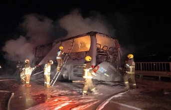 Balıkesir'de yolcu otobüsü alev alev yandı