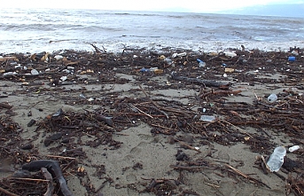 Burhaniye’de sel suları plajları çöplüğe çevirdi