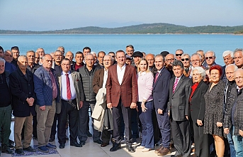 Ayvalık'ta Belediye Başkanı Mesut Ergin, partili büyükleri ile bir araya geldi