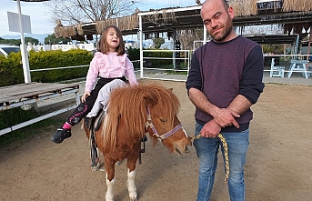 Burhaniye’de çocuklar ilk kez at binmenin sevincini yaşadı