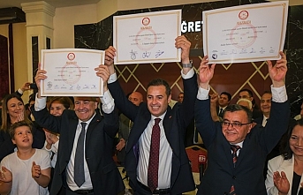 Balıkesir Büyükşehir Belediyesi Başkanı Seçilen Ahmet Akın, Mesut Akıbıyık ve Hakan Şehirli mazbatalarını aldılar