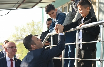 Vatandaşlar, Başkan Ahmet Akın’ı bağrına bastı
