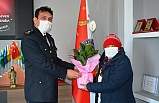 Şefkatli ellerden polise nazik jest