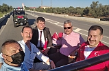 Konvoyda Başkan Yücel Yılmaz'ın olduğunu duyan körfez ilçelerinde balkona koştu