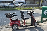 Yaşlı kadın elektrikli bisikletten düştü