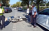 Elektrikli bisiklet park halindeki otomobilin kapısına çarptı, sürücü yaralandı  
