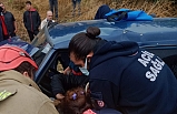 Erdek’te kazada itfaiye ekipleri büyük uğraşla sıkışan anne ve oğulu böyle çıkardı