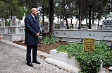 İlçe Milli Eğitim Müdürü Özbek bu yıl vefat eden öğretmenleri de unutmadı. Mezarlıkta ziyaret etti