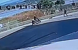 Ayvalık’ta motosikletin yayaya çarpma anı güvenlik kamerasına yansıdı