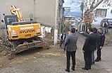 Edremit'te tehlike arz eden binaların yıkımı sürüyor.