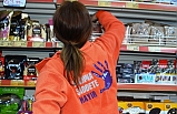 Kadına şiddete market çalışanlarından sweatshirtlü farkındalık