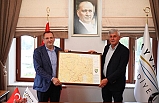 Ayvalık Belediye Başkanı Mesut Ergin, Sjenica’lı konukları tarihi binada ağırladı.
