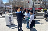 Burhaniye’de kadın polisler broşür dağıttı ve bilgilendirme yaptı
