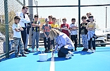 Erdek'te bitmek üzere olan basketbol sahasının çizgilerini vekil ile başkan boyadı