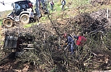 Korkunç kaza ! Edremit'te traktör yol kenarına devrildi. Odunların altında kalan kadın kurtarılamadı 