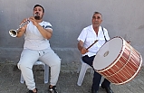 Burhaniye'de torun klarneti, dede ise davuluyla eğlendiriyor