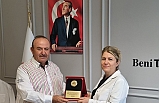 Gastronomi uzmanı Muzaffer Koşan, Havran GETAT Projesi'ne plaket verdi.