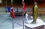 Edremit'te 23 Nisan’da minik kızın Atatürk sevgisi kameraya böyle yansıdı