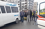 Edremit'te minibüsün altında kalan dalgın adamın kaza anı kamerada  