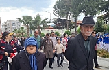 Edremit'te 19 Mayıs coşkusu sel oldu aktı. Kortejde yaşlı çift önden, gençler arkadan yürüdü