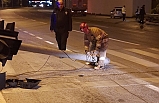 Susurluk’ta açık kalan kamyonun damperi trafik direklerini yerinden söktü, geçti