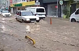 Edremit'te 5 dakika sağanak yağış hayatı felç etti...Yollar göle döndü