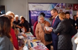 Mahalle evleri üretiyor, ürettiklerini satarak aile bütçesine katkı sağlıyor