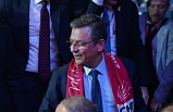 CHP Genel Başkanı Özgür Özel, Mehmet Ertaş Atkısı İle Salona Girdi