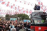 Özgür ve Akın, Erdoğan ve Yılmaz'ın mitinginin altında ezildi
