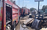 Ayvalık'ta yol kenarındaki yangın seramik deposuna sıçradı