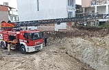 Balıkesir'de temel kazasında apartmanın giriş yolu çöktü.
