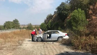 Altıeylül’de otomobil yol kenarına uçtu: 3 Yaralı