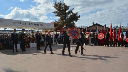 Ayvalık'ta Cumhuriyet Bayramı kutlamaları çelenk sunumuyla başladı