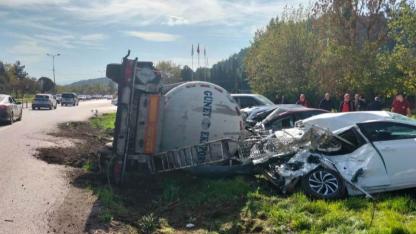 Balıkesir Karesi'de tanker park halindeki araçların üzerine devrildi