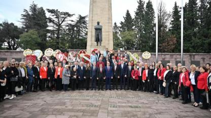Balıkesir'de 29 Ekim coşkusu çelenk sunumu ile başladı