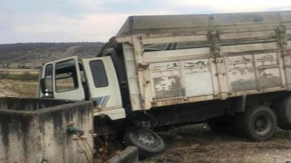 Balıkesir'de otomobil ve kamyon çarpıştı.