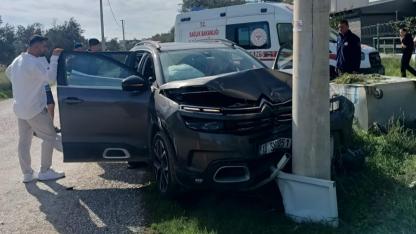 Balıkesir’de trafik kazası: Otomobil elektrik direğine çarptı