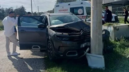 Balıkesir’de trafik kazası: Otomobil elektrik direğine çarptı