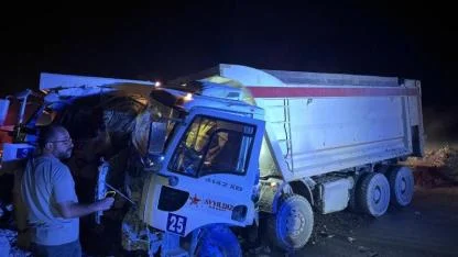 Bigadiç’te kamyonlar çarpıştı: 1yaralı