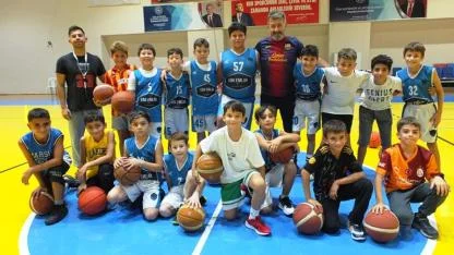 Burhaniye de Kış Spor Okulları salonları şenlendirdi.
