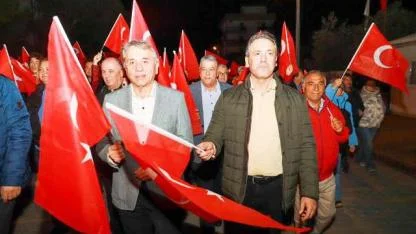 Burhaniye’de Cumhuriyet’in 102. Yılı Fener Alayıyla Kutlandı