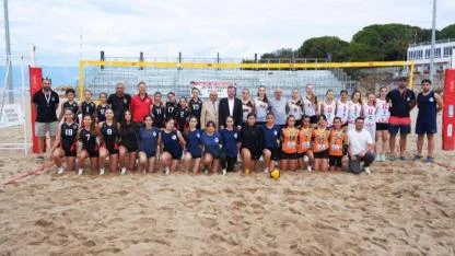 Burhaniye’de Geleneksel Ören Atatürk Kupası Plaj Voleybolu Turnuvası Başladı