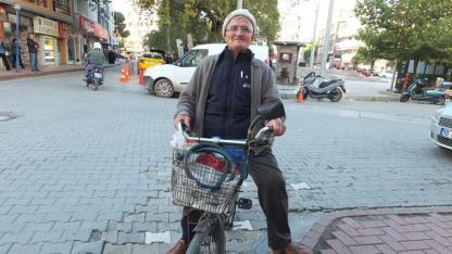 Burhaniyeli 80’lik Hüseyin dede her yere bisikletle gidiyor