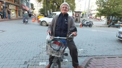 Burhaniyeli 80’lik Hüseyin dede her yere bisikletle gidiyor