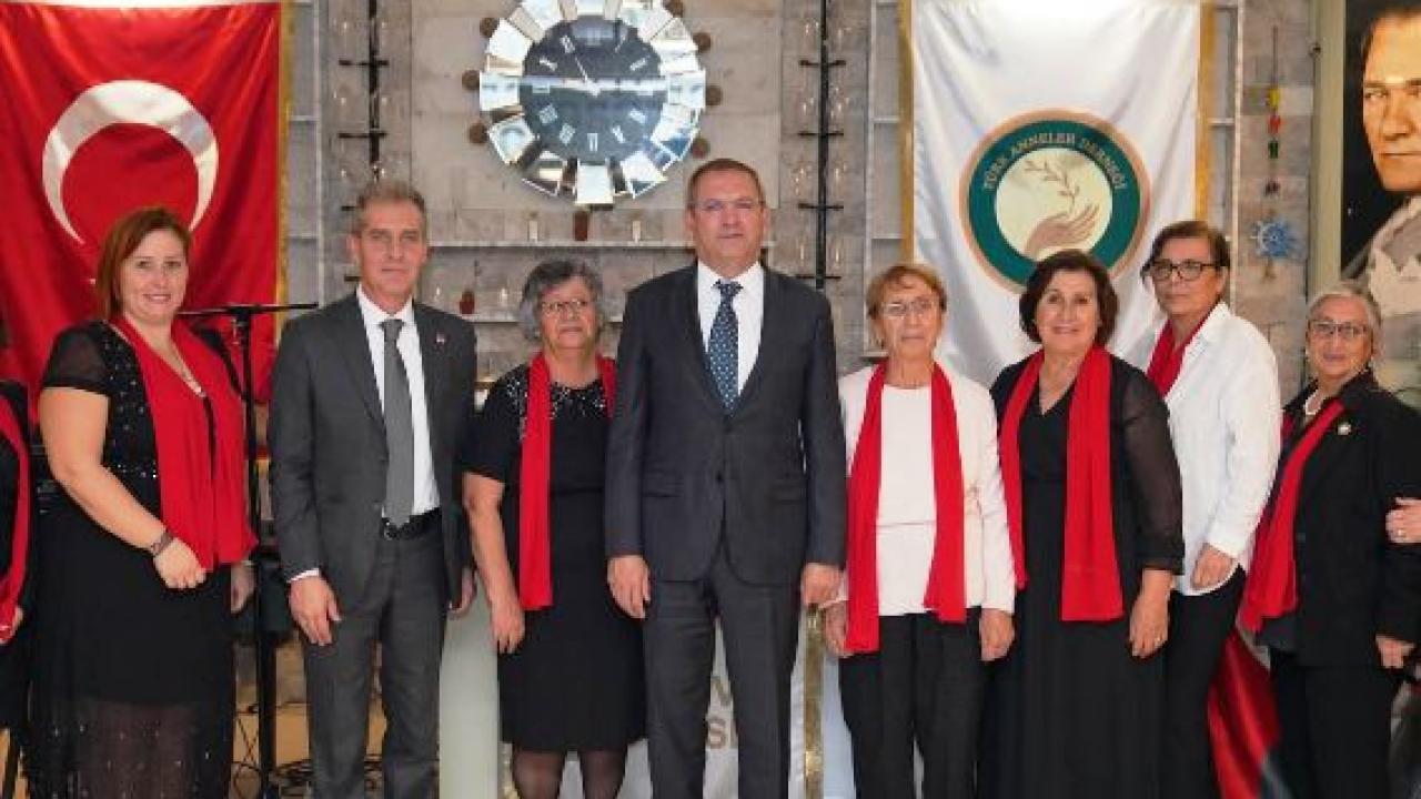 Cumhuriyet Coşkusu Ayvalık’ta Annelerle Buluştu