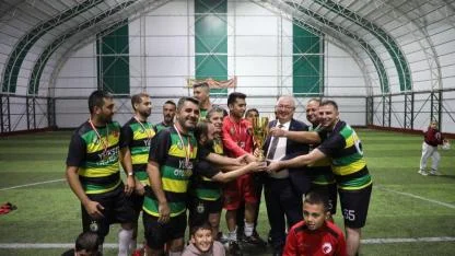 Edremit 'Cumhuriyet Turnuvası' şampiyonu kupayı aldı