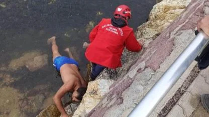 Deniz kenarında sıkışan köpek için kurtarma operasyonu