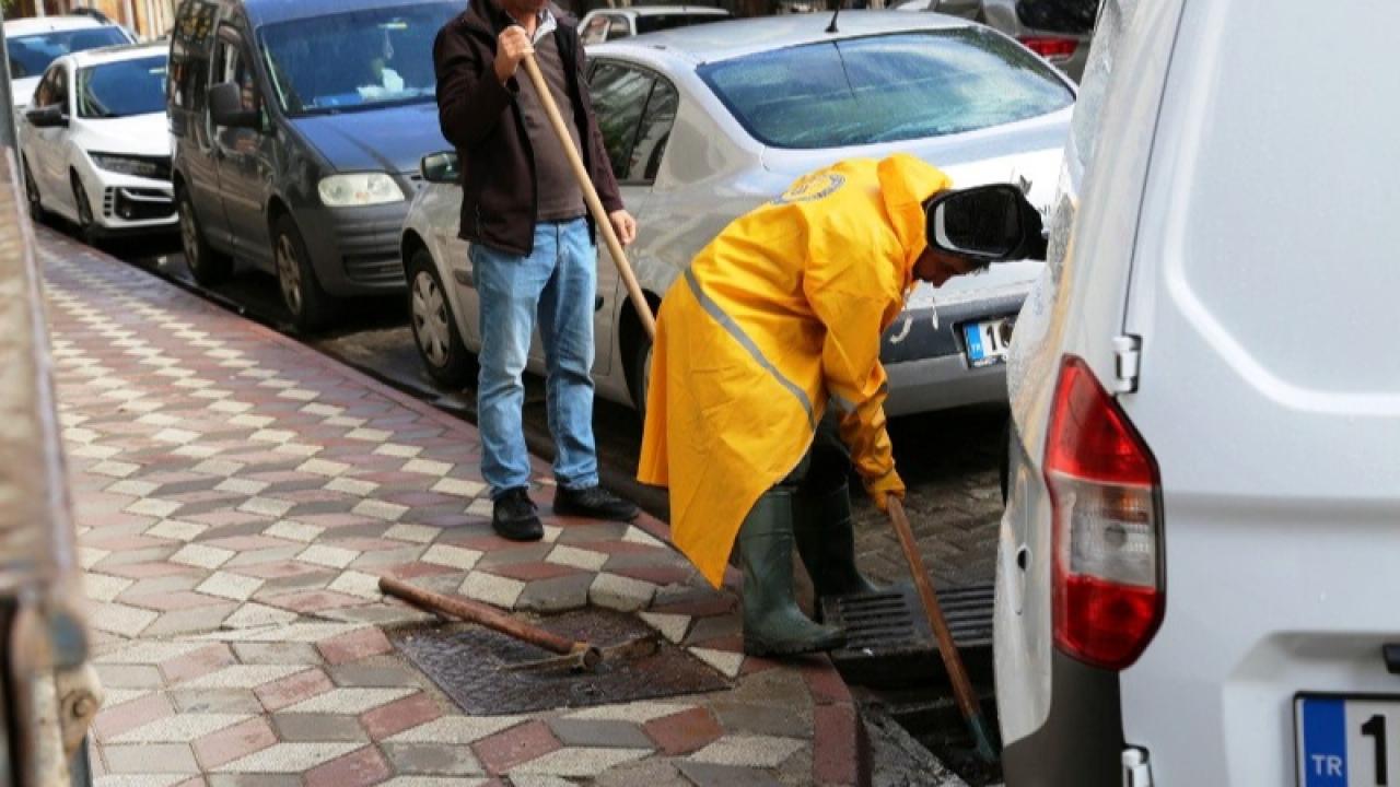 Edremit Belediyesi sağanak yağışlara Karşı 7/24 sahada